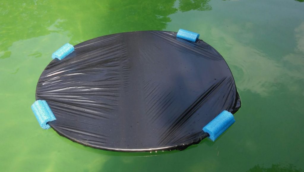 Kuidas soojendada basseinivett musta katte, prügikottide ja plastkilede abil