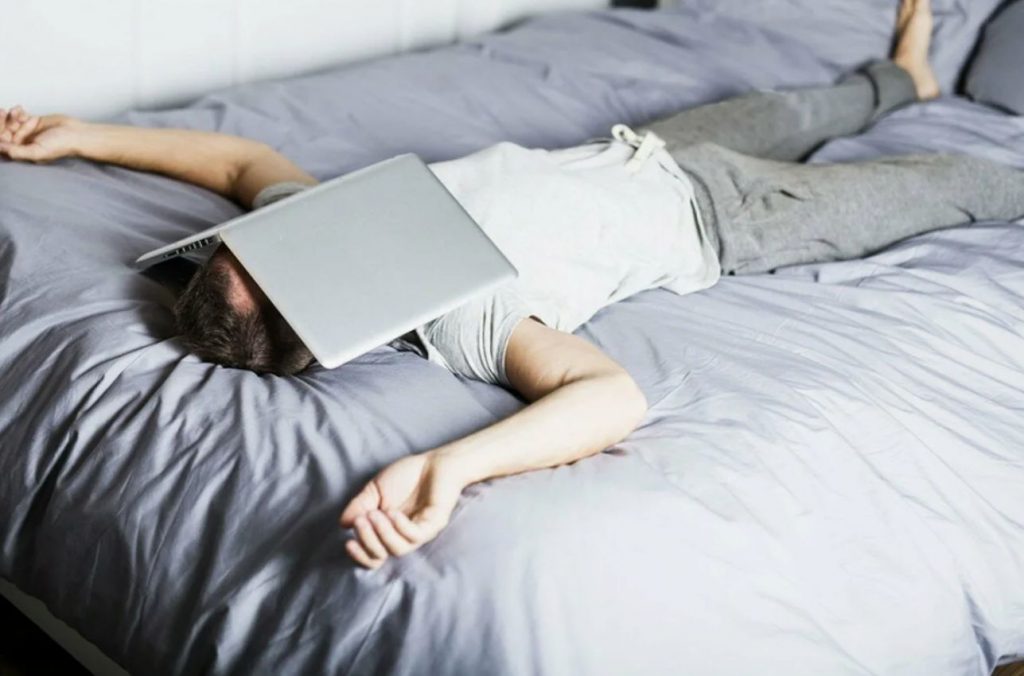 Miks ei tohi sülearvutiga voodis filme vaadata: selle harjumuse varjatud ohud – pidage seda meeles kogu elu