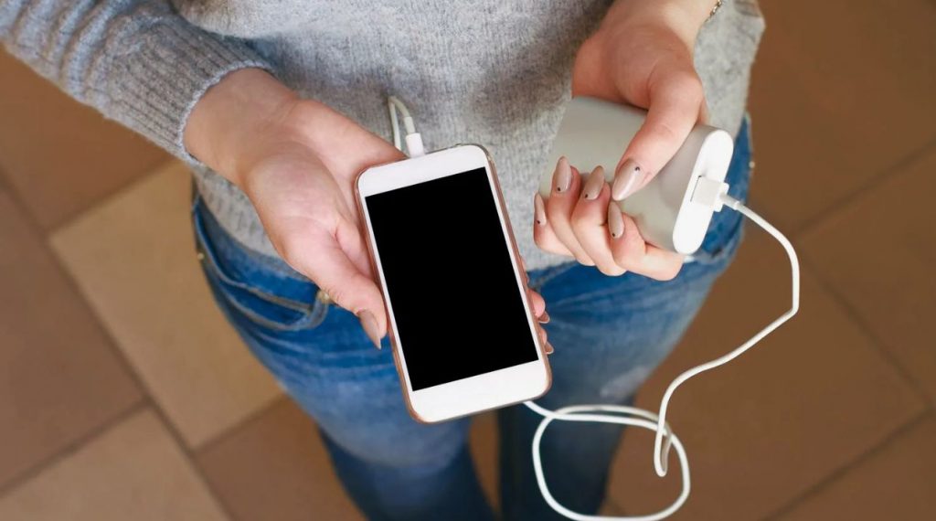 Levinud on arvamus, et laadimise ajal ei tohi mobiiltelefoni üldse kasutada