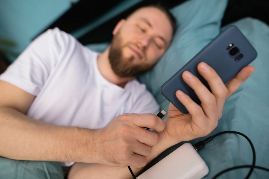 Levinud on arvamus, et laadimise ajal ei tohi mobiiltelefoni üldse kasutada