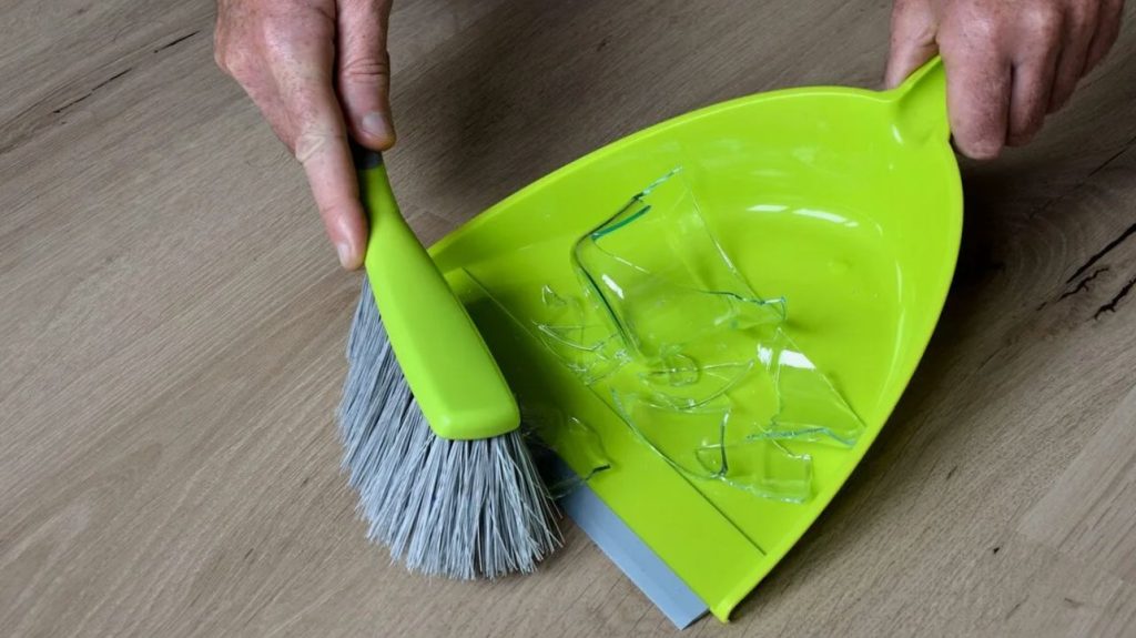 Mida teha, kui klaas on purunenud: eluhäkk ideaalseks puhastamiseks ilma riskita