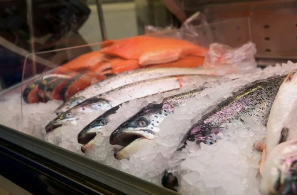 Kuidas valida punast kala ilma kibeduseta: saladused, mida varjatakse letidel